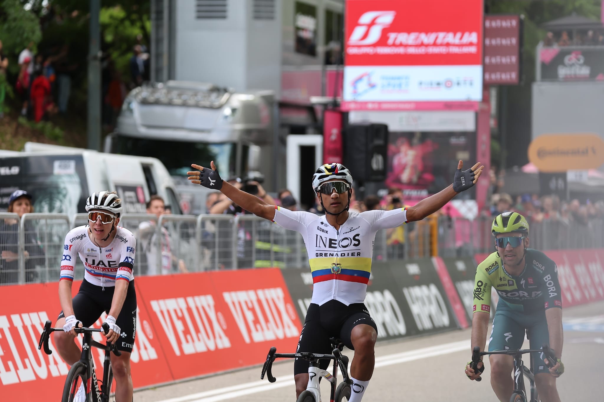 Giro d’Italia 2024, Pogacar incendia la corsa, ma allo sprint vince Narvaez! Pellizzari protagonista