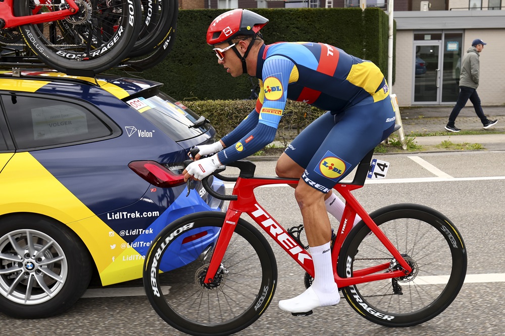 LIVE Giro d’Italia 2024, tappa di oggi in DIRETTA: Girmay si ritira, O’Connor e Caruso attardati per una caduta. In due in avanti