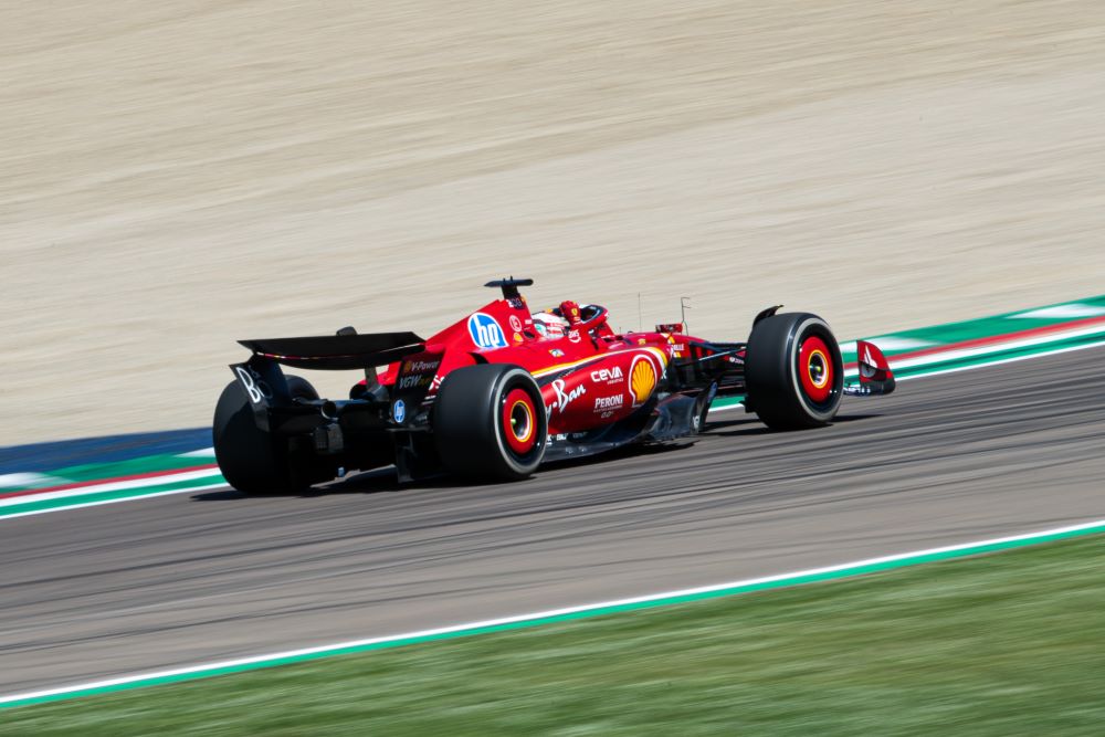 F1, Ferrari monta la terza power unit sulla macchina di Leclerc: non c’è penalità