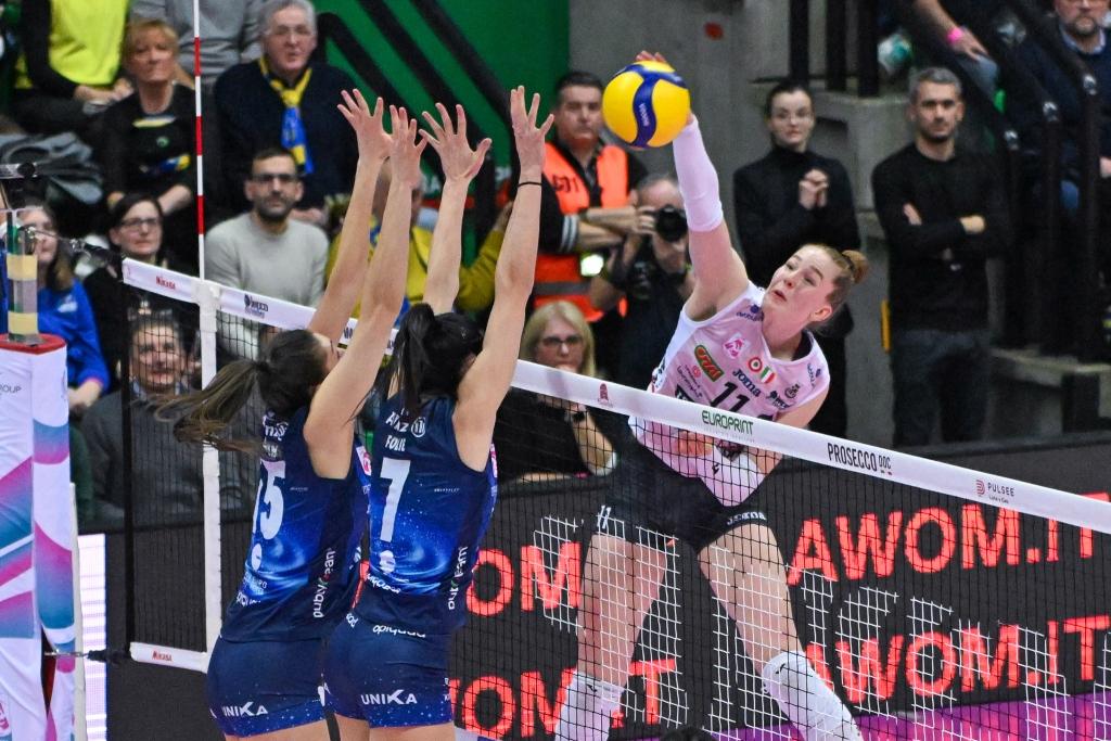 LIVE Conegliano Milano 1 1, Finale Champions volley femminile in DIRETTA: le lombarde pareggiano con il brivido nel secondo set, 23 25
