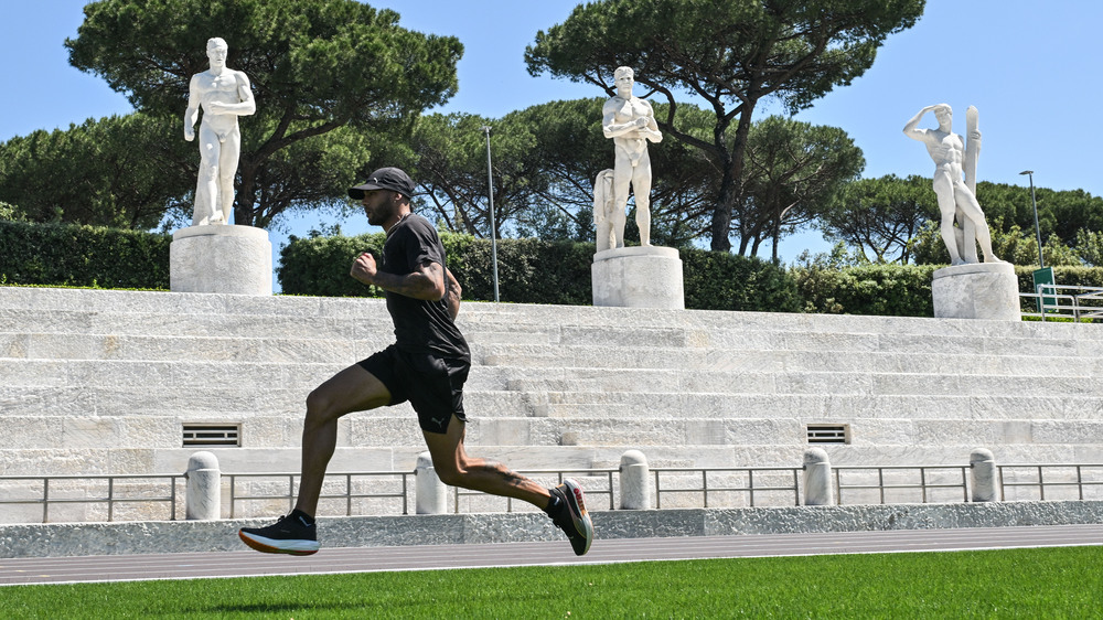 Marcell Jacobs si allena allo Stadio dei Marmi: il Campione Olimpico prova la nuova pista, sabato in gara a Roma – VIDEO