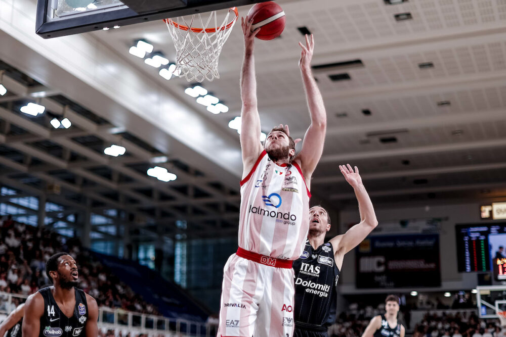 Basket: Milano domina Trento in gara 4, Olimpia in semifinale contro Brescia