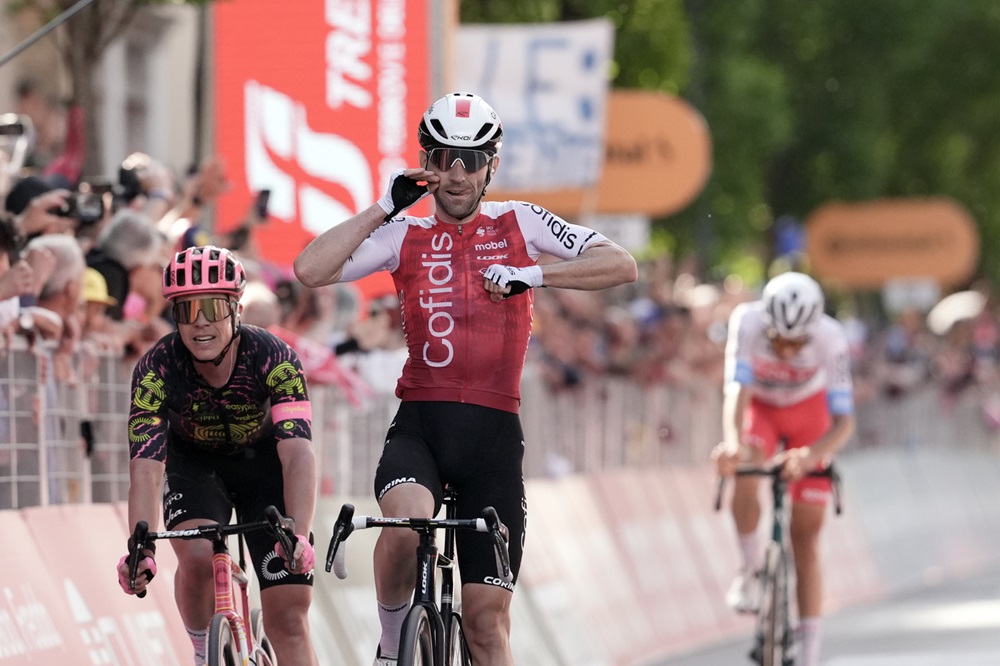 VIDEO Giro d’Italia 2024, l’arrivo della quinta tappa: Pietrobon sogna, ma vince Thomas