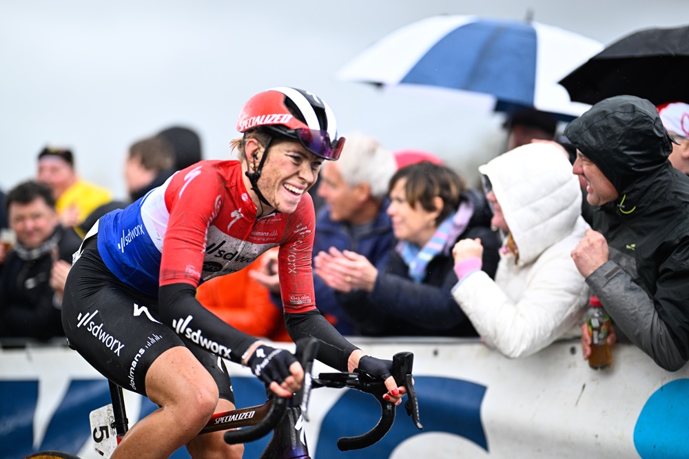 La Vuelta Femenina 2024: vince a sorpresa Evita Muzic, Vollering guadagna ancora. Quinta Longo Borghini
