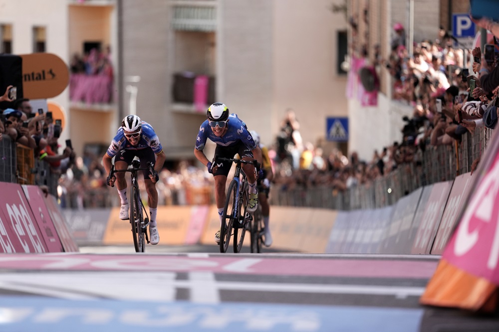 VIDEO Giro d’Italia 2024, l’arrivo della sesta tappa: Pelayo Sanchez beffa in volata Alaphilippe
