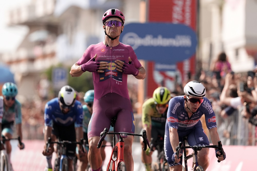 LIVE Giro d’Italia 2024, tappa di oggi in DIRETTA: DIRETTA: 80 km al traguardo, tre italiani in fuga con il gruppo a 1’30”
