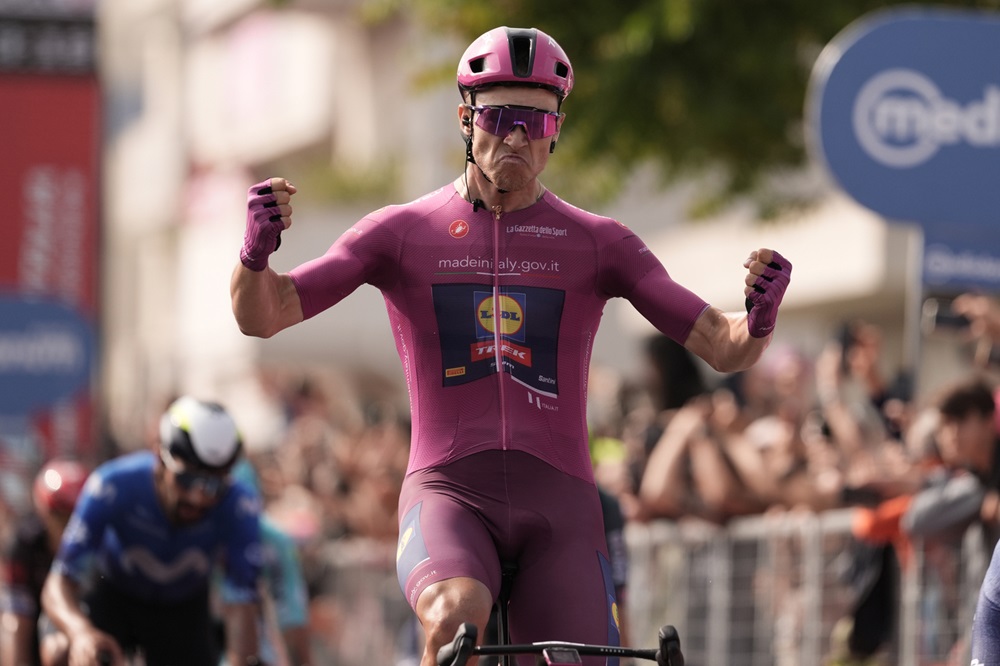 Giro d’Italia 2024, Jonathan Milan ipoteca la maglia ciclamino. Avversari sempre più lontani
