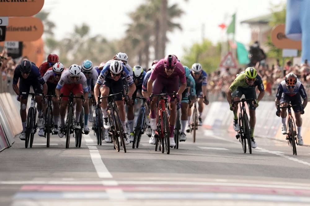 Perché è stato declassato Merlier al Giro d’Italia: cambia l’ordine d’arrivo, un altro italiano sul podio