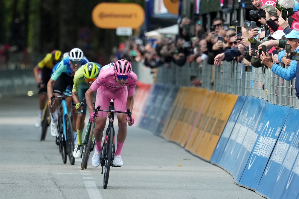 VIDEO Giro d’Italia 2024, l’arrivo della ottava tappa: Pogacar vince in volata a Prati di Tivo