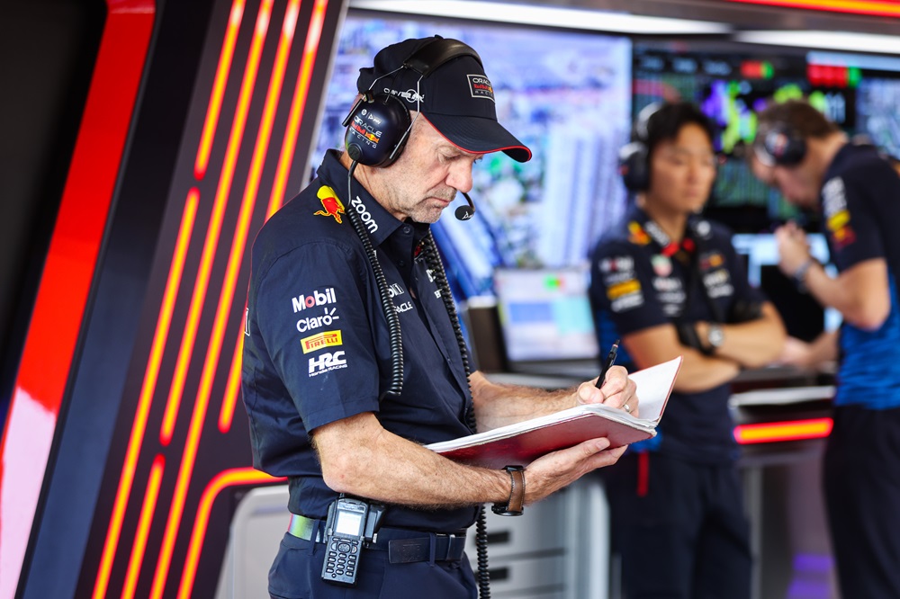 F1, ufficiale l’addio di Adrian Newey con la Red Bull: sarà libero dopo i primi 3 mesi del 2025. E la Ferrari…