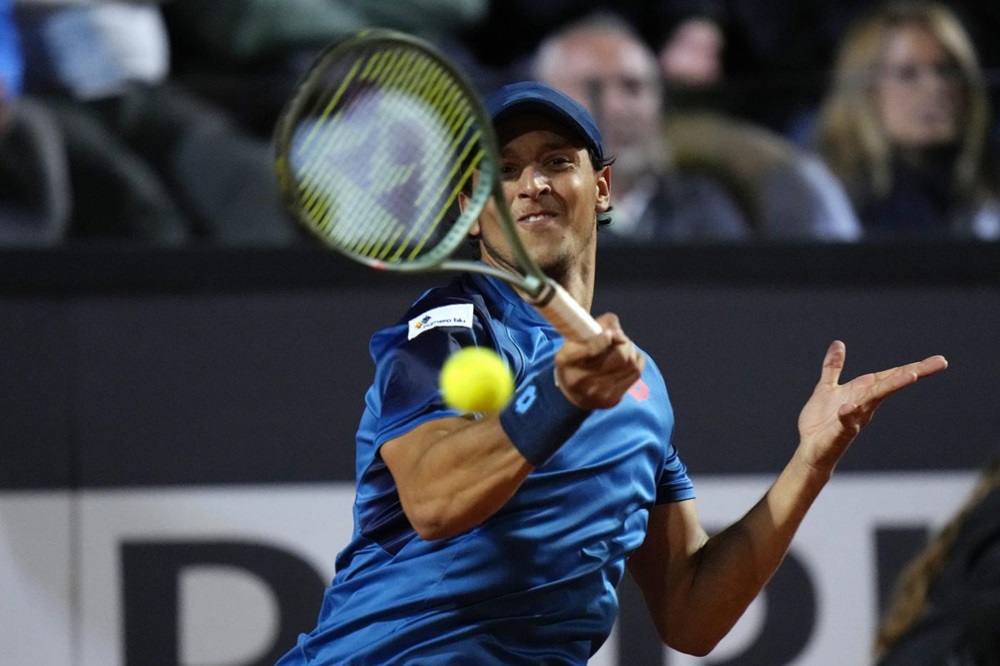 ATP Lione, Luciano Darderi piega in due set Taro Daniel e approda agli ottavi di finale