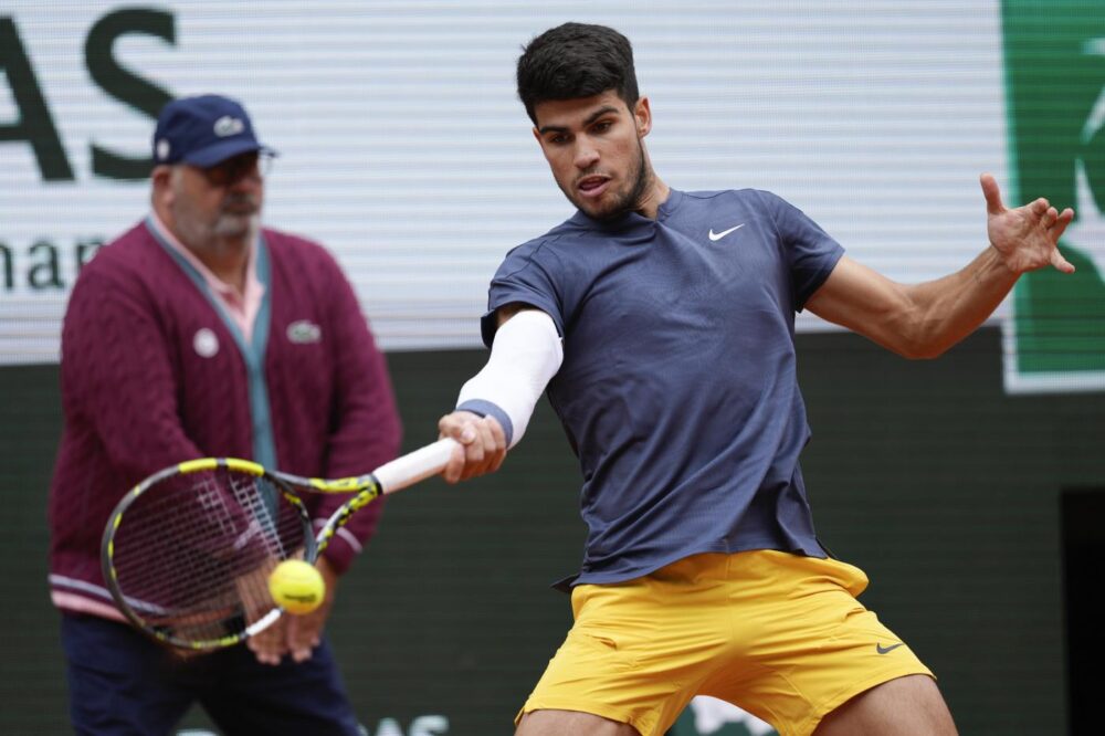 Carlos Alcaraz domina in lungo e in largo Auger Aliassime e si qualifica per i quarti al Roland Garros