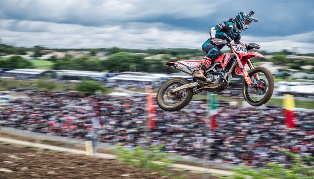 LIVE Motocross, GP Germania MXGP 2024 in DIRETTA: Prado domina, sfida tra Herlings e Gajser
