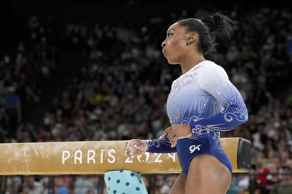 Simone Biles rivela: “Tre interventi chirurgici, mi sono rifatta il seno”. Olimpiadi 2028? Il dubbio rimane Simone Biles rivela: “Tre interventi chirurgici, mi sono rifatta il seno”. Olimpiadi 2028? Il dubbio rimane