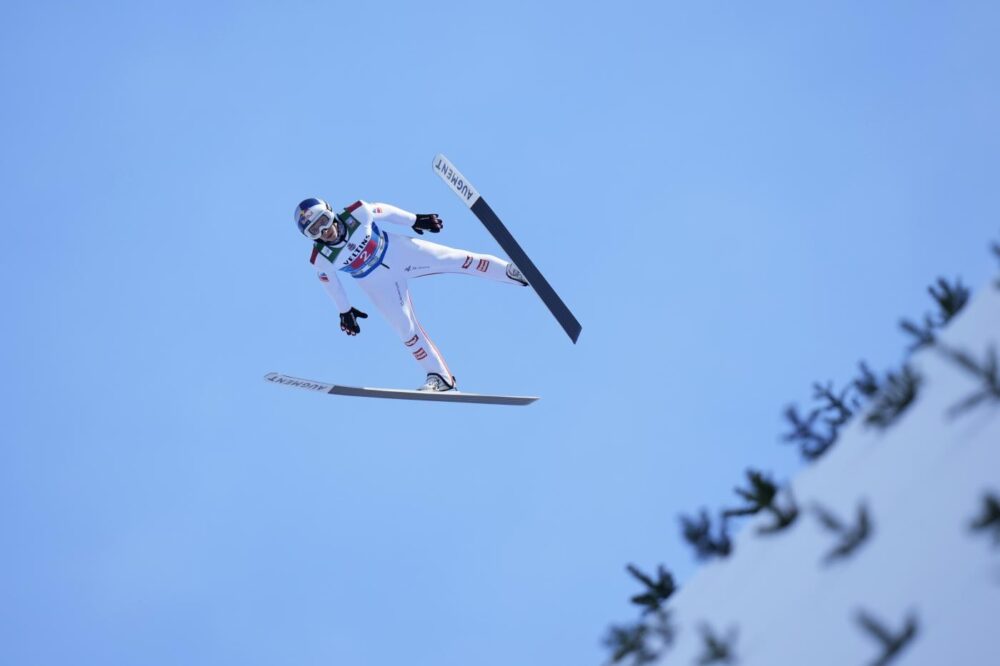 salto con gli sci tschofenig vince gara 1 a lillehammer tripletta austriaca italia nelle retrovie