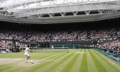 Panoramica dal campo di tennis in erba di Wimbledon durante una partita