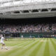 Panoramica dal campo di tennis in erba di Wimbledon durante una partita