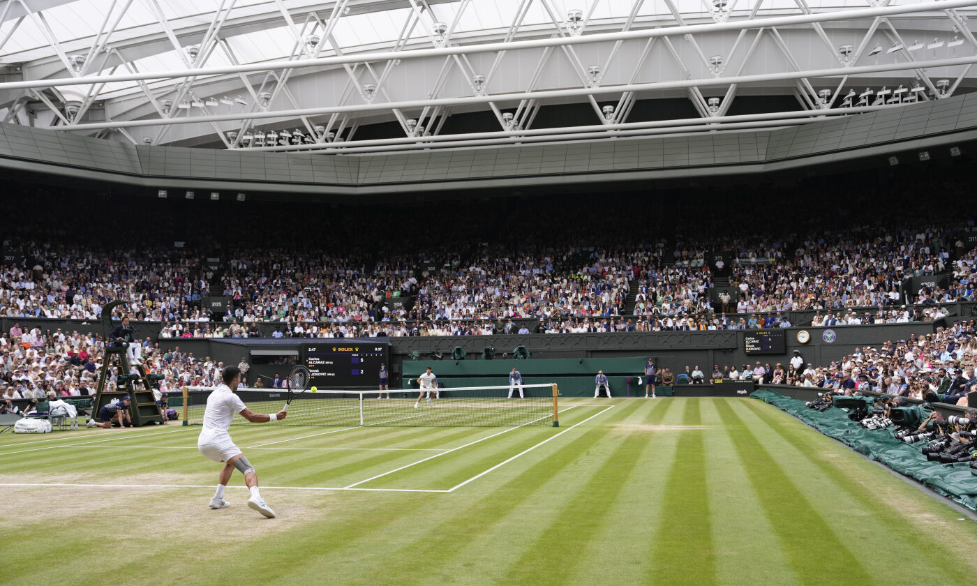 Panoramica dal campo di tennis in erba di Wimbledon durante una partita