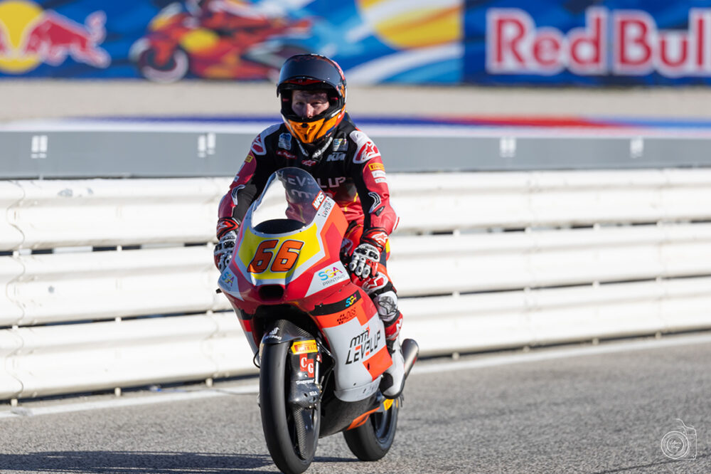 Moto3, Joel Kelso centra la pole position a Portimao. Guido Pini è quinto