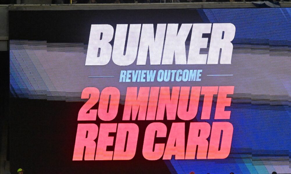 L'espulsione temporanea annunciata sul maxi schermo