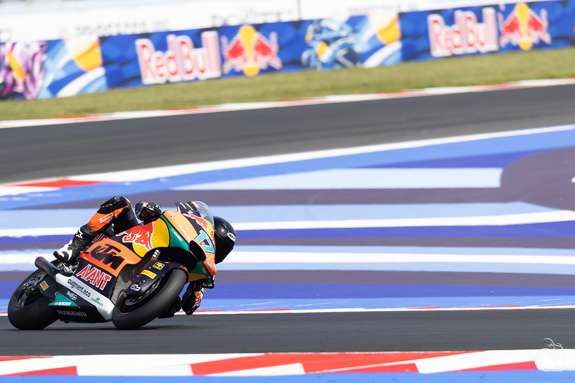 Moto2, Gonzalez e Moreira si studiano nella FP2 di Valencia mentre Daniel Munoz guida il gruppo Moto2, Gonzalez e Moreira si studiano nella FP2 di Valencia mentre Daniel Munoz guida il gruppo