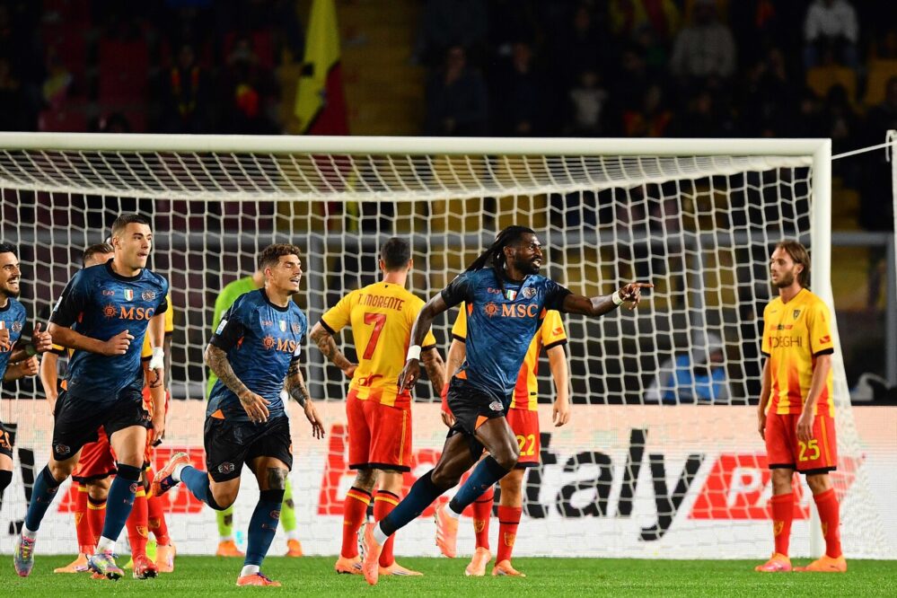 Calcio, il Napoli passa a Lecce e prova la fuga in Serie A. Milan bloccato dall’Atalanta