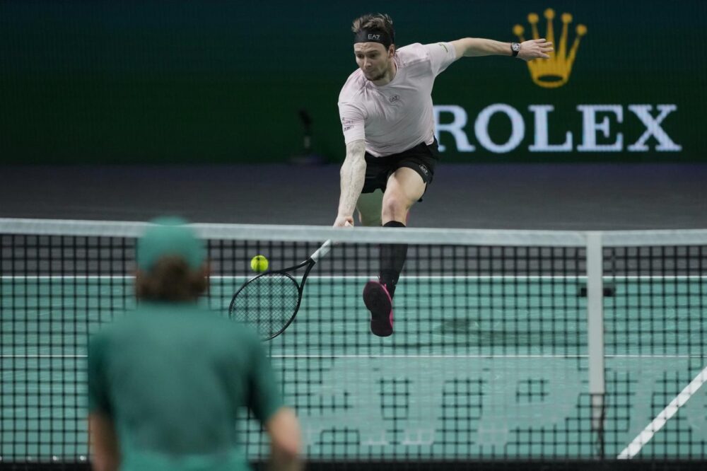 ATP Parigi 2025, Alexander Bublik rimonta Alex de Minaur e resta in corsa per le Finals ATP Parigi 2025, Alexander Bublik rimonta Alex de Minaur e resta in corsa per le Finals