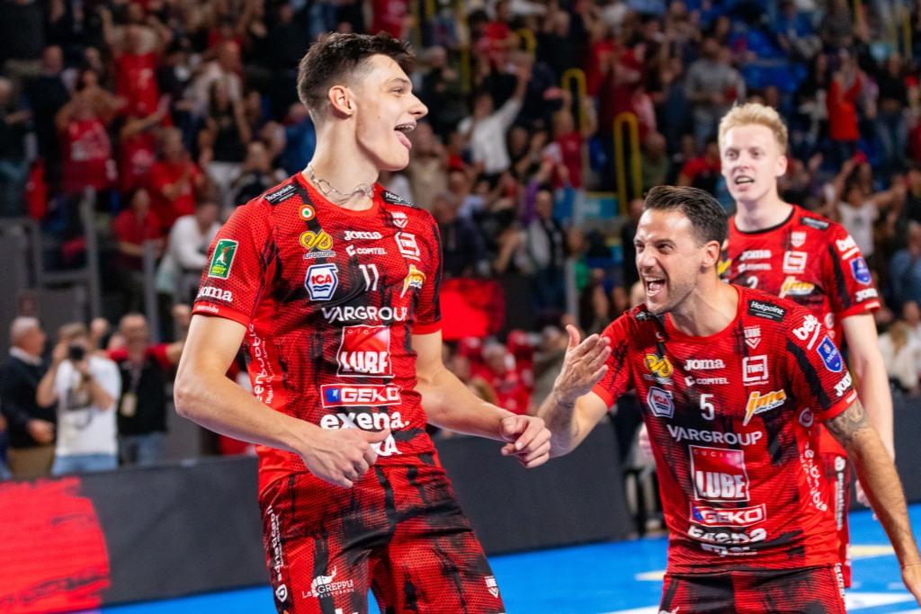 Superlega tra conferme e colpi a sorpresa: la Lube piega Trento, Perugia vola, Modena espugna Piacenza Superlega tra conferme e colpi a sorpresa: la Lube piega Trento, Perugia vola, Modena espugna Piacenza