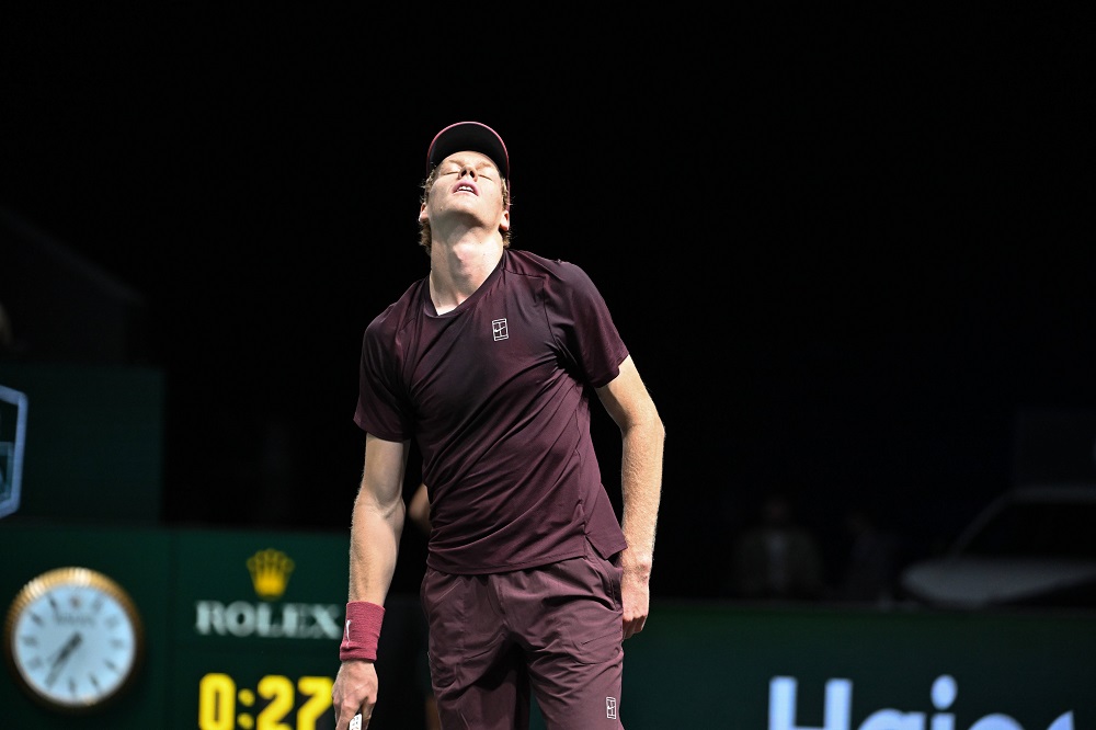 Sinner, ci risiamo: nuovi problemi fisici a Parigi anche contro Shelton Sinner, ci risiamo: nuovi problemi fisici a Parigi anche contro Shelton