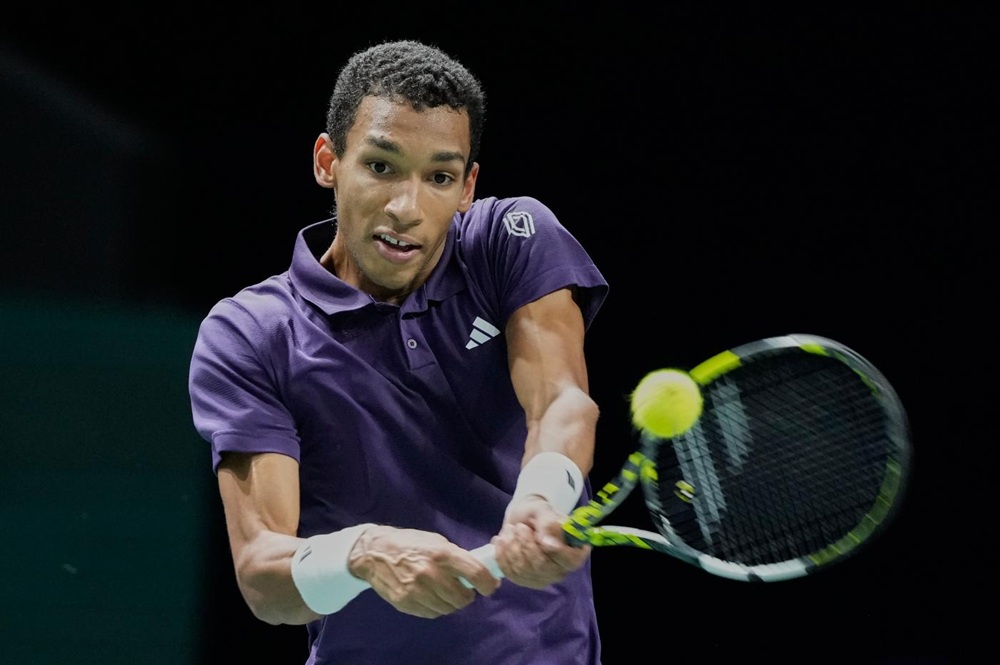 Auger Aliassime travolge Vacherot ed è in semifinale a Parigi. Vicino il sorpasso a Musetti Auger Aliassime travolge Vacherot ed è in semifinale a Parigi. Vicino il sorpasso a Musetti