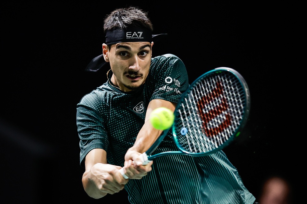 Sonego fa sognare con Medvedev a Parigi, ma il russo rimonta e vince al terzo Sonego fa sognare con Medvedev a Parigi, ma il russo rimonta e vince al terzo