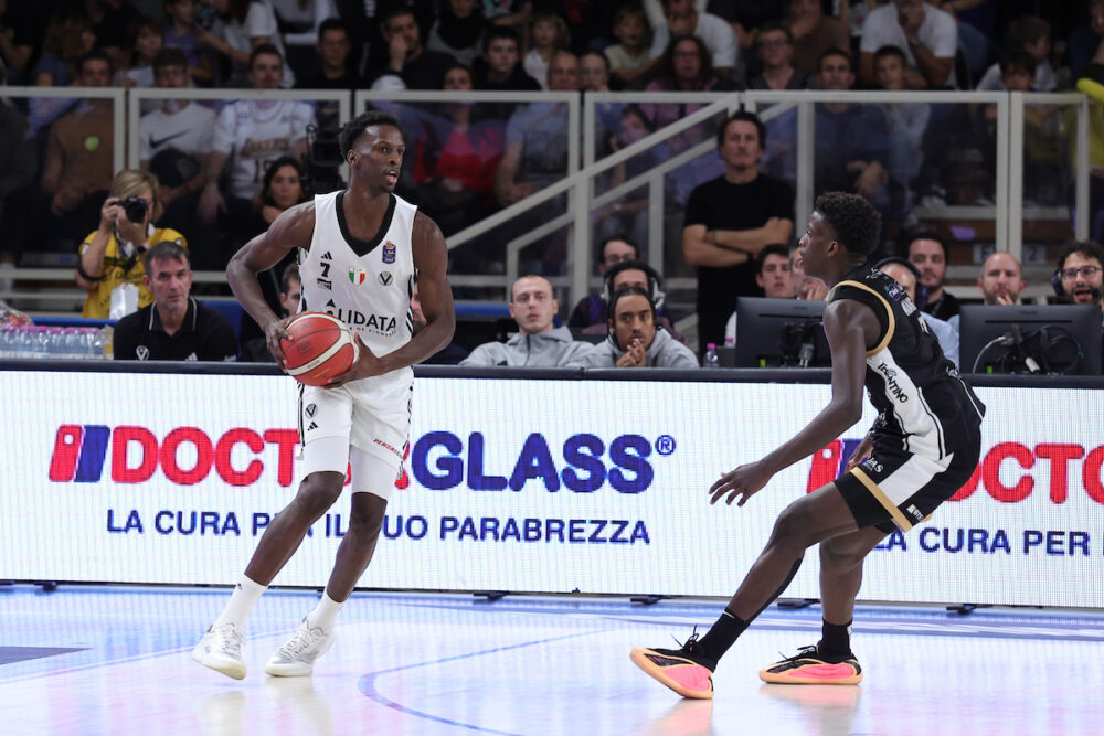 Basket, primo successo in Serie A per Udine contro Sassari. La Virtus Bologna espugna Trento Basket, primo successo in Serie A per Udine contro Sassari. La Virtus Bologna espugna Trento