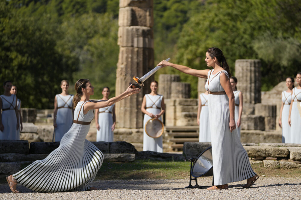 milano cortina 2026 si avvicina si accende la fiamma olimpica attesa per la cerimonia in grecia