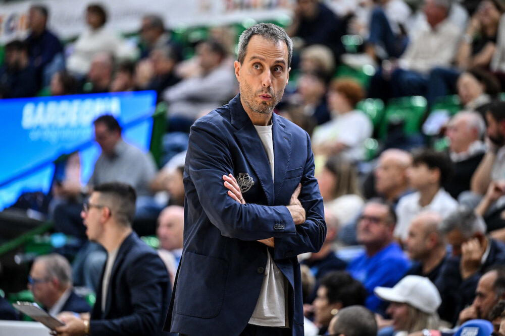 Basket: la Dinamo Sassari esonera Massimo Bulleri dopo cinque sconfitte di fila