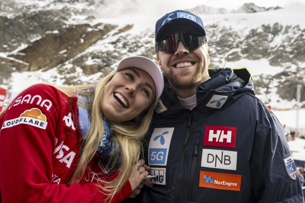 Mikaela Shiffrin si commuove: l’abbraccio con Kilde nel dopo gara Mikaela Shiffrin si commuove: l’abbraccio con Kilde nel dopo gara