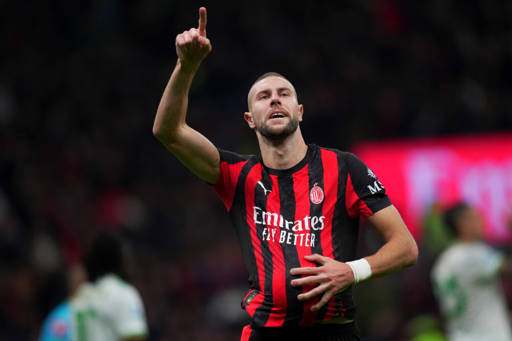 Calcio, il Milan vince lo scontro diretto con la Roma. Vittoria all’ultimo respiro dell’Inter a Verona Calcio, il Milan vince lo scontro diretto con la Roma. Vittoria all’ultimo respiro dell’Inter a Verona