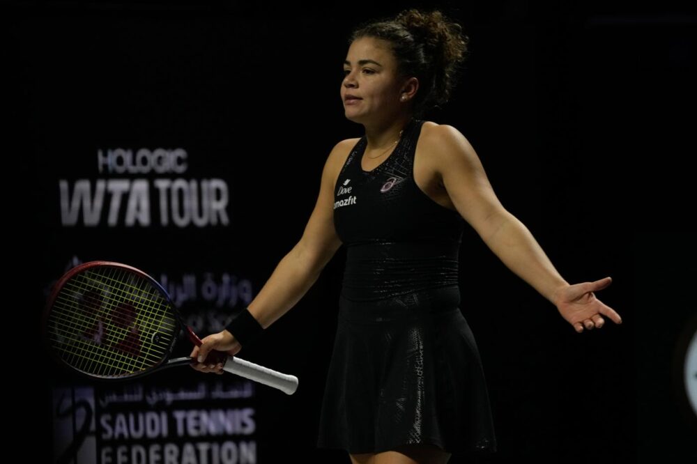 Jasmine Paolini eliminata alle WTA Finals: Coco Gauff si impone contro un’azzurra non al meglio Jasmine Paolini eliminata alle WTA Finals: Coco Gauff si impone contro un’azzurra non al meglio