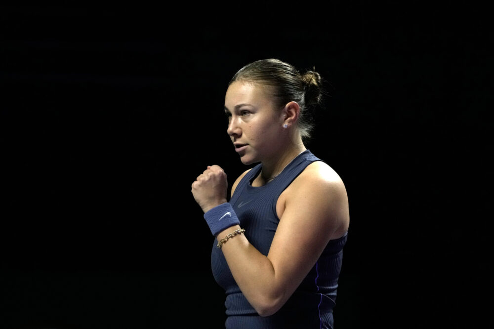 Amanda Anisimova rimonta Iga Swiatek, è semifinale alle WTA Finals Amanda Anisimova rimonta Iga Swiatek, è semifinale alle WTA Finals