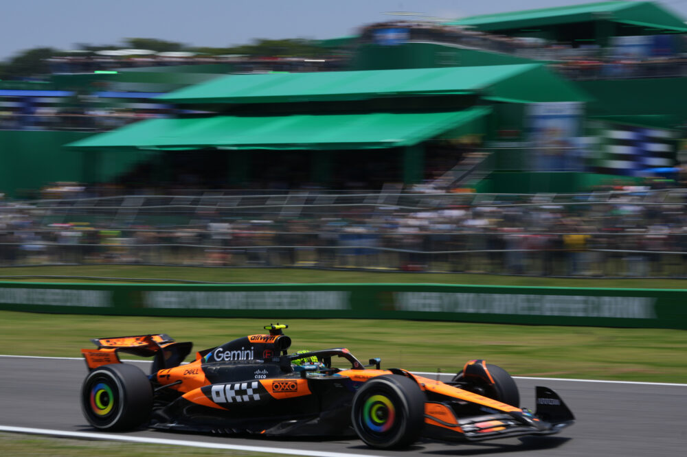 F1, Norris ottiene la pole per la Sprint di Interlagos. Antonelli in prima fila, debacle Ferrari