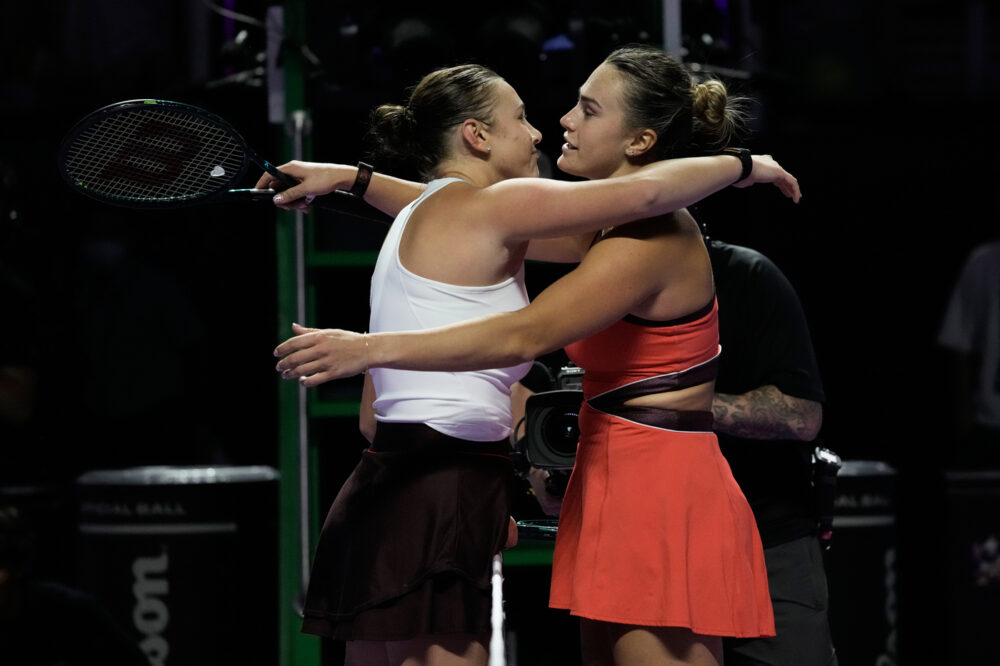 WTA Finals 2025, Aryna Sabalenka piega Amanda Anisimova in tre set e sfiderà Elena Rybakina per il titolo WTA Finals 2025, Aryna Sabalenka piega Amanda Anisimova in tre set e sfiderà Elena Rybakina per il titolo