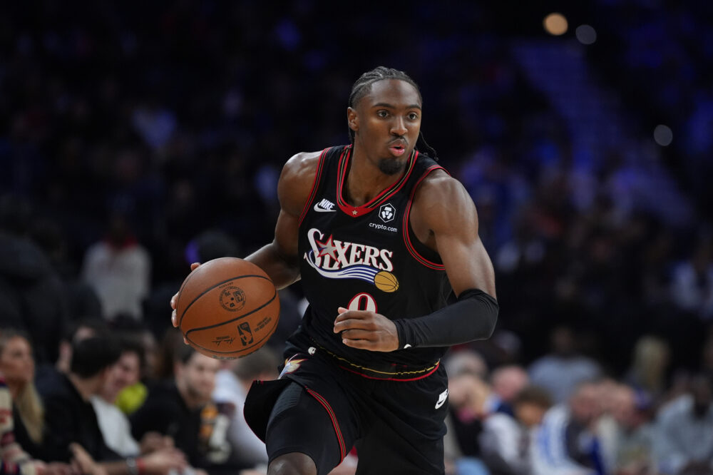 NBA, i risultati della notte (21 novembre): Tyrese Maxey ne fa 54 e trascina i 76ers all’overtime, vittorie anche per Magic e Spurs