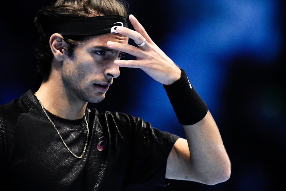 Lorenzo Musetti a corto di energie: netta vittoria per Taylor Fritz alle ATP Finals