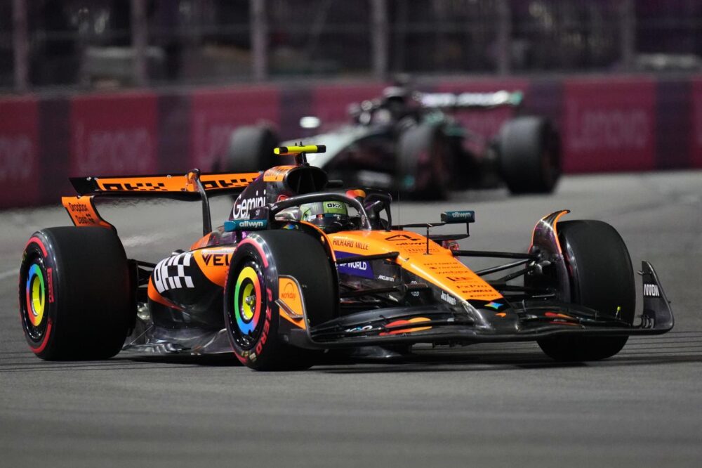 F1, Norris fa la pole a Las Vegas sul bagnato e può ipotecare il Mondiale. Delusione Ferrari e Antonelli