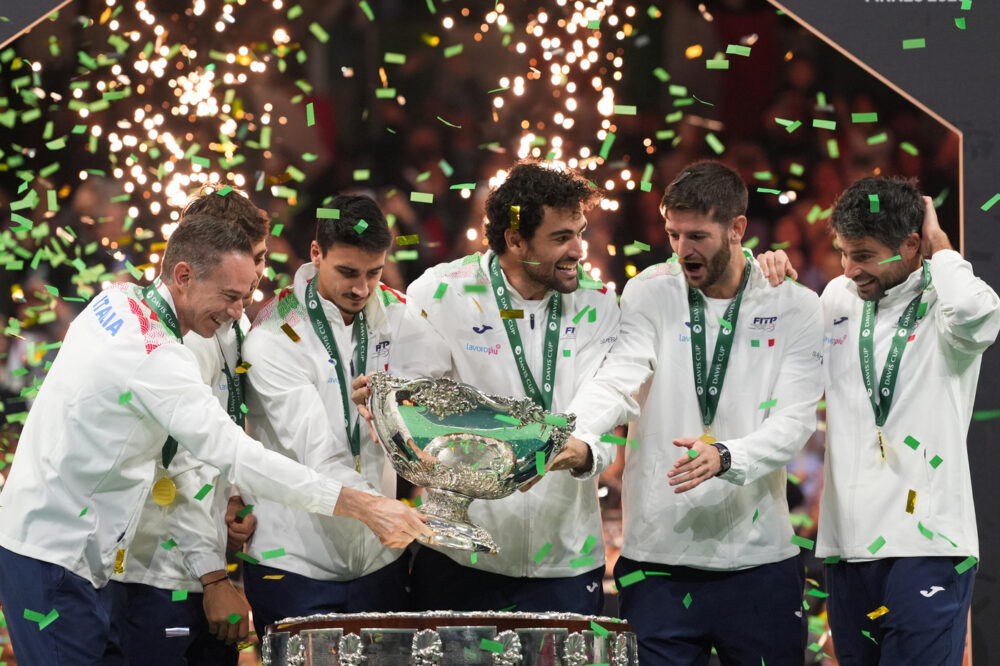 italia che brivido la coppa davis cade durante la premiazione azzurri costretti a rimontarla da Oasport.it italia che brivido la coppa davis cade durante la premiazione azzurri costretti a rimontarla