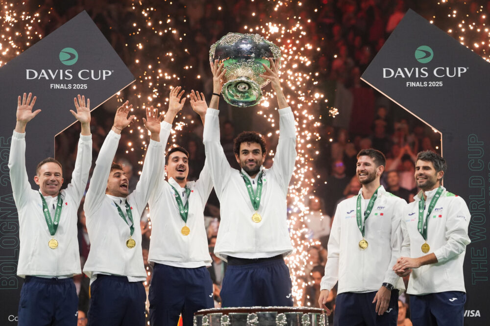 L’incredibile storia di Simone Bolelli: unico presente in tutte le Coppe Davis vinte dall’Italia…Senza giocare! L’incredibile storia di Simone Bolelli: unico presente in tutte le Coppe Davis vinte dall’Italia…Senza giocare!