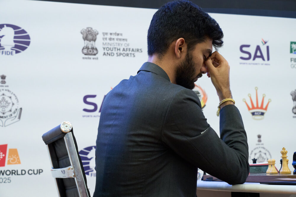 Scacchi, World Cup 2025: Lodici festeggia su Adams. Clamoroso, l’iridato Gukesh eliminato al 3° turno!