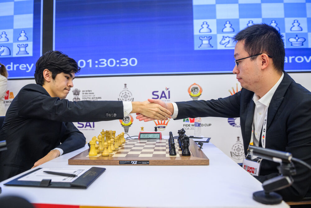 Scacchi, World Cup 2025: pari Wei Yi Sindarov nella prima della finale Scacchi, World Cup 2025: pari Wei Yi Sindarov nella prima della finale