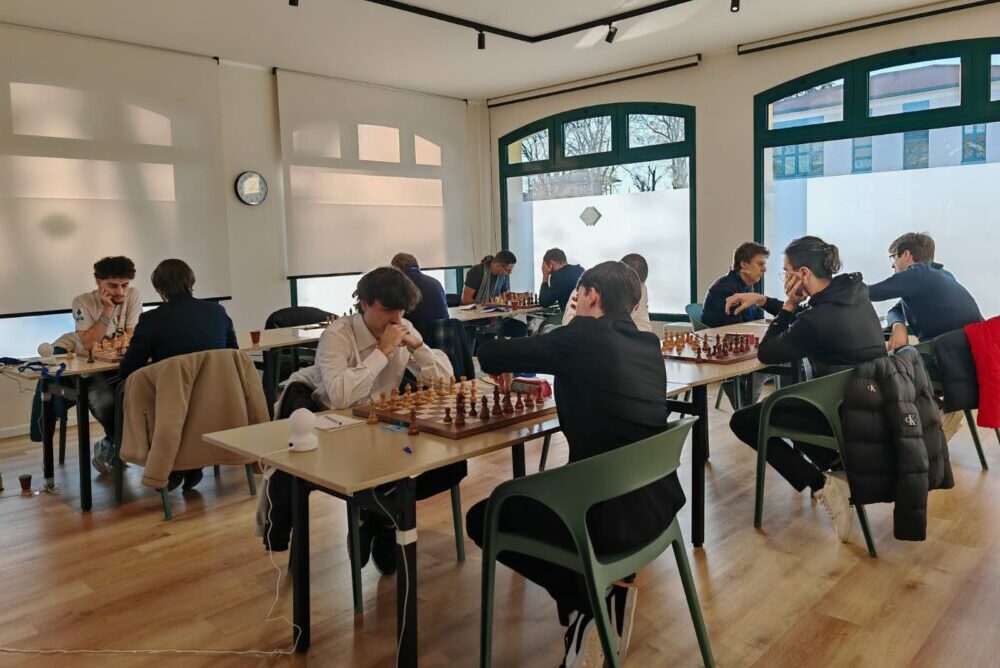 Scacchi: Campionati Italiani Assoluti 2025, a Spilimbergo si parte coi fuochi d’artificio