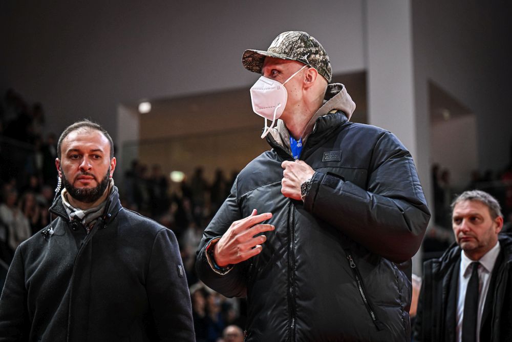 Basket, Achille Polonara a bordo campo per sostenere l’Italia. Ovazione e brividi a Tortona