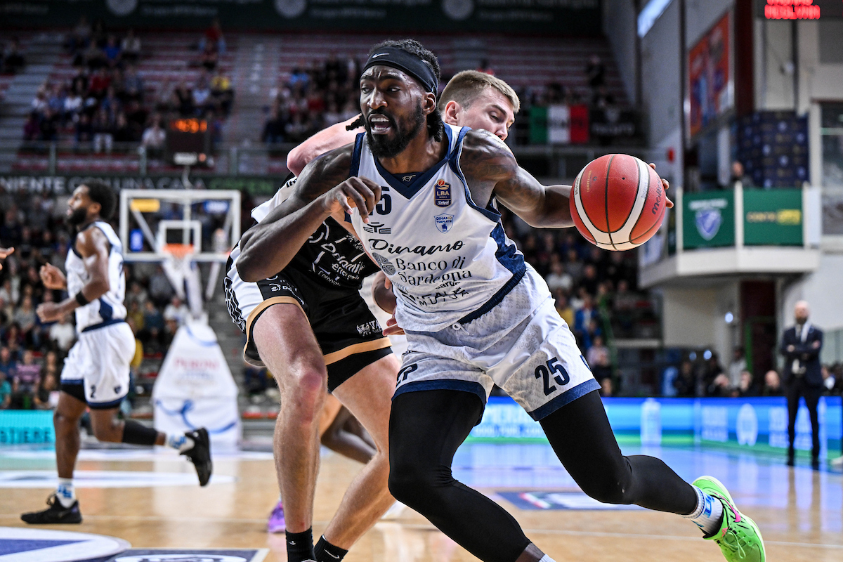 Basket, Sassari batte Trento al fotofinish e torna al successo in Serie A Basket, Sassari batte Trento al fotofinish e torna al successo in Serie A